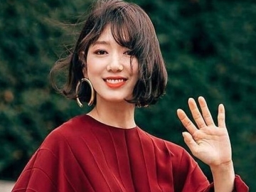 Berpose dengan Latar Menara Eiffel, Cantiknya Park Shin Hye Berambut Pendek