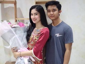 Ochi Rosdiana Pose Romantis Bareng Kekasih Pakai Baju Pengantin, Foto Prewedding?