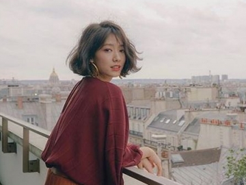 Jelajahi Toko Brand Ternama di Paris, Penampilan Imut Park Shin Hye Tuai Sorotan