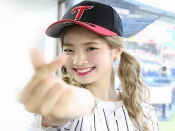 Selfie Cantik dengan Rambut Hijaunya, Dahyun Twice Bikin Fans Makin Jatuh Cinta