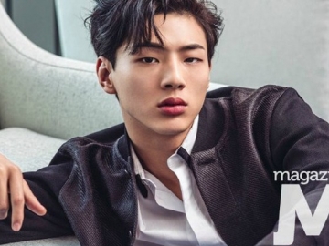 Bikin Fans Histeris, Imutnya Ji Soo Naik Ayunan dengan Model Rambut Acak-Acakan