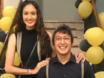 Unggah Foto Ciuman, Nadine Chandrawinata dan Dimas Anggara Bikin Iri Netizen