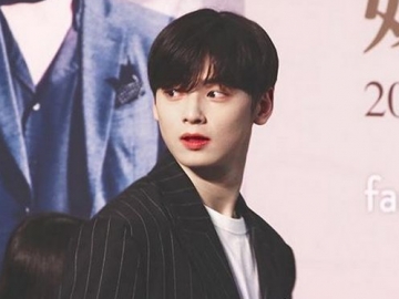 Pamer Foto Imut Sambil Mainkan Supit, Cha Eun Woo Malah Bikin Fans Cemburu Berat