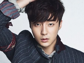 Setelah Menjadi Saksi, Roy Kim Kini Didakwa Atas Kasus Penyebaran Foto Ilegal