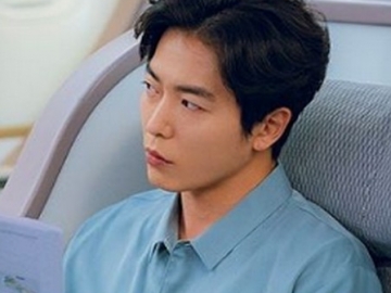 Kim Jae Wook Kesal Lihat Tingkah Sasaeng Fans di Pesawat dalam Teaser Foto ‘Her Private Life’
