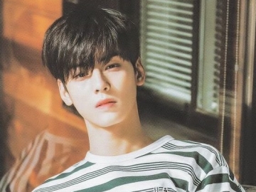 Cha Eun Woo Pose Imut Sambil Bawa Bunga, Netter: Manusia Bukan Sih?