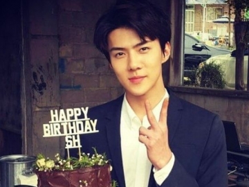 Asyik Tiup Kue Rayakan Ultah, Dua Gelas Wine di Foto Terbaru Sehun Tuai Sorotan