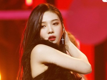 Memukau di Atas Panggung, Lekuk Tubuh Seksi Joy Red Velvet Bikin Netter Melongo