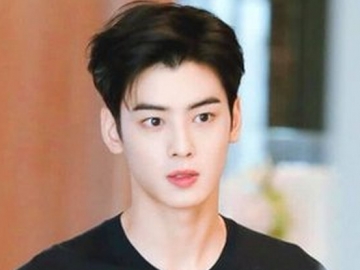 Cha Eun Woo Pose Manyun Sambil Minum Jus Semangka, Komentar Netter Bikin Ngakak