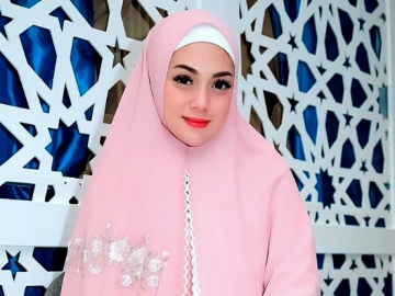 Diisukan Mualaf Pasca Pamer Berhijab, Celine Evangelista Tegaskan Masih Katolik