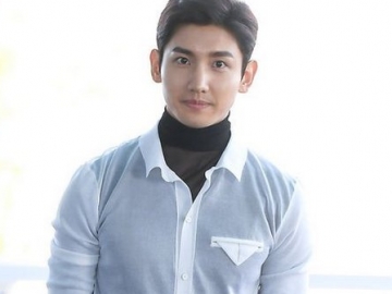 Tampil Elegan dengan Warna Hitam-Putih di Bandara, Netter Semakin Mengagumi Changmin TVXQ