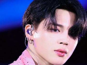 Jimin BTS Tuai Kontroversi Usai Pose Sambil Kenakan Baju Bertuliskan Kalimat Makian