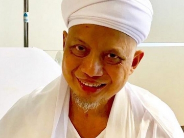 Ribuan Jamaah Sambut Jenazah Ustaz Arifin Ilham, Netter Malah Miris Karena Hal Ini