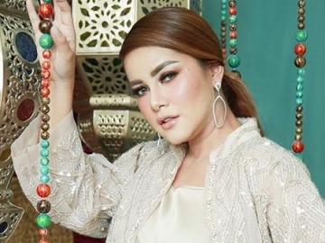 Olla Ramlan Akhirnya Putuskan Berhijab, Sederet Artis Ini Sambut dengan 'Pelukan'