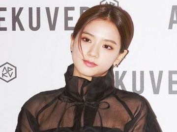 Lady in Red, Jisoo Tampil Menggoda dengan Busana Seksi Hingga Polesan Lipstik Merah