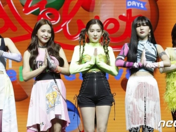 Tampil Super Unik di Showcase Comeback, Kostum Panggung Red Velvet Tuai Beragam Komentar