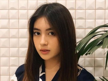 Nabilah Eks JKT48 Foto Bareng Sopir Ojek Online, Kepala 'Nempel' Bikin Netter Gemas Bukan Main