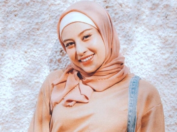 Awkarin Kenakan Hijab Usai Pamer Foto Hampir Bugil, Warganet Merasa ‘Dipermainkan’
