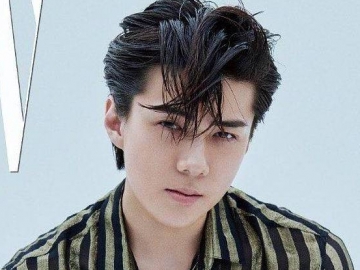 Tampil Semi Kasual dengan Blazer, Visual Sehun di Acara Fashion Tuai Sorotan 