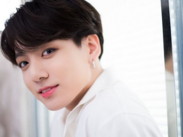 Jungkook Tampil Stylist dengan Busana Modifikasi Hanbok di Bandara, Fans Langsung Heboh