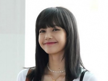 Jadi Sorotan, Gaya Rambut Hitam Lisa BLACKPINK Bikin Fans Kesengsem