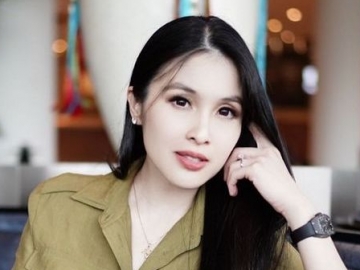 Tajir Hakiki, Sandra Dewi Bagi-Bagi Perhiasan Emas Secara Cuma-Cuma Bikin Netter 'Melongo'