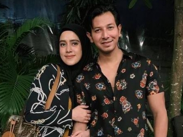 'Musuh' Lagi Sengsara, Fairuz dan Sang Suami Justru Pamer Tawa Bahagia Tenteng Piala 'Sweet Couple'
