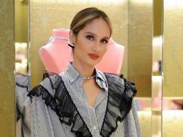 Cinta Laura Tampil di Jember Fashion Carnaval, Busana Serba Mini Jadi Sorotan
