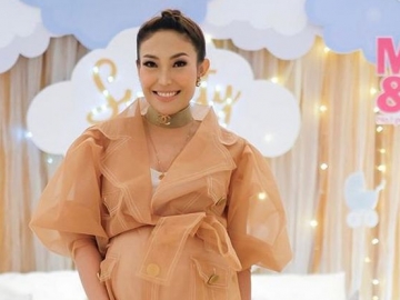 Kerap Bertingkah Kocak, Maternity Shoot Ayu Dewi Pose Merem Sukses Panen Pujian