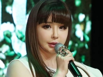 Bawakan Lagu 2NE1 di Fan Meeting, Park Bom Tak Kuasa Tahan Tangis