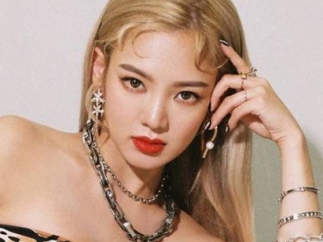 Abaikan Grup Chat, Lucunya Hyoyeon Salah Pilih Pakaian Untuk Perayaan 12 Tahun Debut SNSD