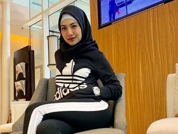 Berseteru dengan Sang Kakak, Della Perez Posting Selfie Cantik Bahas Pura-Pura Baik