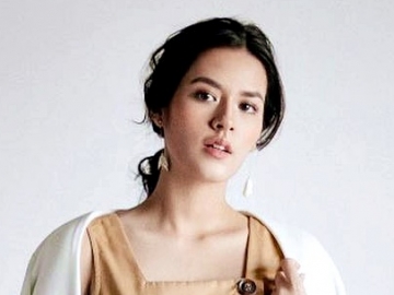 Raisa ‘Bombardir’ Foto Selfie, Paras Ayu Tak Luntur Meski Bibir Manyun