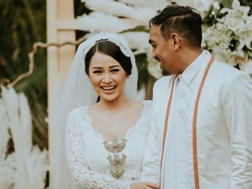 Meski Pedangdut, Istri Glenn Fredly Ternyata Koleksi Deretan Buku Keren Ini hingga Bikin Kagum