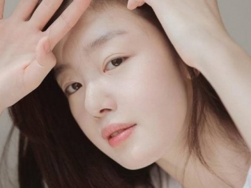 Pose dengan Makeup Tipis, Cantiknya Visual Sunhwa Dibilang Mirip Jun Ji Hyun