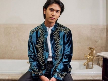 Unggah Foto Baru Hitam Putih, Fans Langsung Serbu Iqbaal Ramadhan 