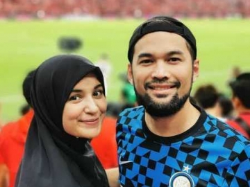 Shireen Sungkar Tunjukan Sikap Mesra di Tempat Umum, Teuku Wisnu 'Ogah-Ogahan' Malah Bikin Baper