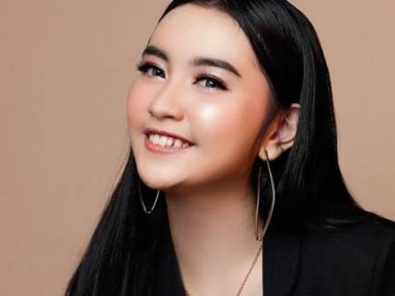 Pose Cantik Bareng Dewi Persik, Lebby Wilayati Tulis Wejangan Soal 'Masalah'