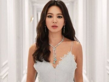 Tampil Elegan Hadiri Acara Fashion di New York, Song Hye Kyo Sukses Curi Perhatian