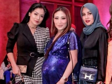  Hadiri Pestanya, Kostum Titi Kamal Dipuji Ayu Dewi