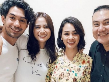  Foto Bareng Reza Rahadian, Fans Baper Tunggu Karya Bareng Acha Septriasa