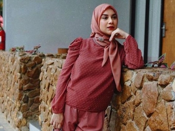 Tampil Berhijab, Irish Bella Senyum Semringah Pamer Perut Hamil Bikin Netter Spontan Nyebut