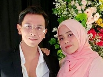 Fairuz A. Rafiq - Sonny Septian Kece Berbusana Pink, Foto Romantis Saling Pandang Bikin Leleh