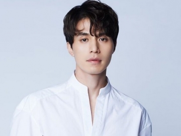 Bikin Gemas Pakai Sweter Pink, Lee Dong Wook Promosi Fan Meeting 'I'm Wook' untuk 20 Tahun Debutnya