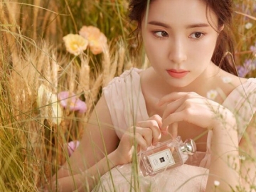Tampil Elegan di Majalah, Shin Se Kyung Beri Pujian untuk Aura Memukau Cha Eun Woo