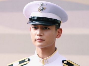 Super Tampan Pakai Seragam Marinir Lengkap, Minho SHINee Dipuji Bak Pangeran