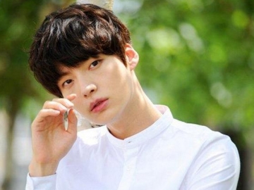 Ku Hye Sun Rilis Lagu, Ahn Jae Hyun Malah Terlihat Murung dan Menyendiri di Lokasi Syuting