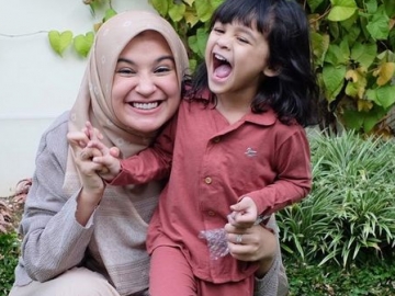   Dapat Bunga Mawar Merah, Putri Shireen Sungkar Pamerkan 'Senyum Maut'