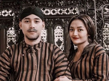 Siti Badriah dan Krisjiana Tetap Pamer Pose 'Hot' Meski Berada di Dapur, Seperti Apa?