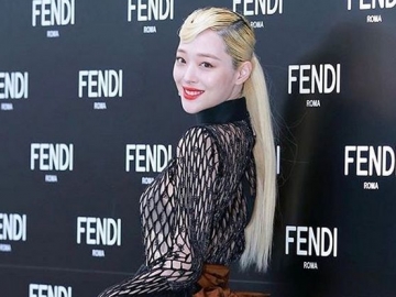 Sulli Masih Bisa Tertawa Lepas di Pemotretan Sehari Sebelum Bunuh   Diri, Intip Foto-Fotonya